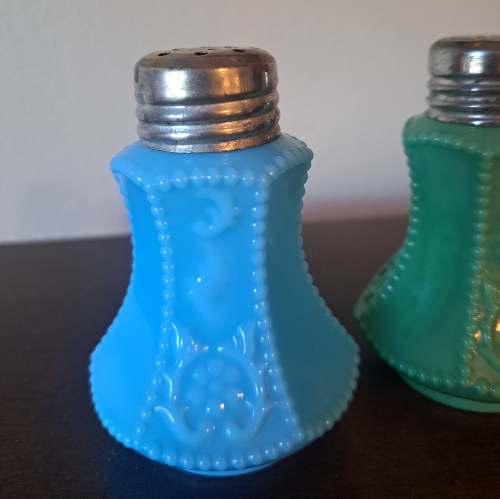 Vtg McKee Glass Pr FLOWER PANEL Beaded Blue & Green Salt & Pepper Shakers - Picture 3 of 14